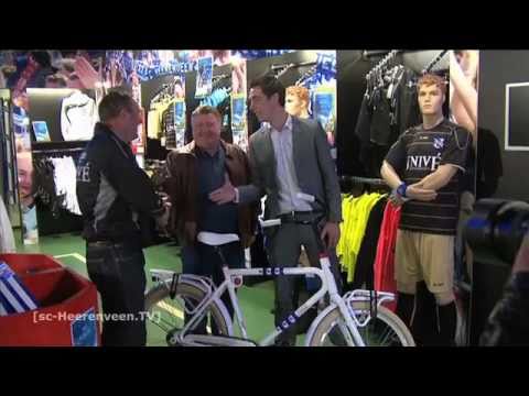 Ron Jans reikt Coca-Cola BUB uit