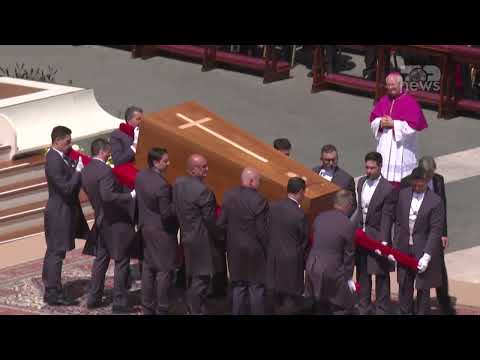 Top News - Papa Françesku në banesën e fundit / Mijëra njerëz i thonë lamtumirë, pikëllim në Vatikan