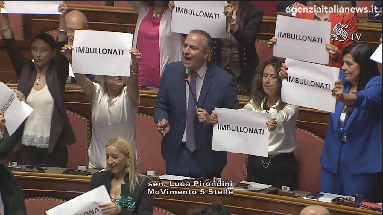 “IMBULLONATI”- PROTESTA DEI 5 STELLE IN SENATO. CARTELLI CONTRO IL GOVERNO “ANDATE A CASA”
