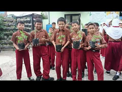 Memperingati hari ozon menanam satu pohon buah SDN BALEARJOSARI 1