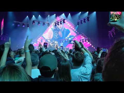 Foo Fighters with Roger Taylor of Queen "Under Pressure"