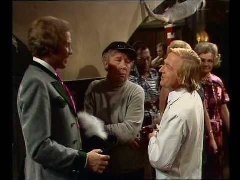 Zwei Bayern zu Gast in der Haifischbar in Hamburg 1971