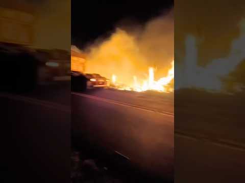 CARRETA TOMBA E INCÊNDIO ATINGE VEGETAÇÃO ENTRE BORRAZÓPOLIS E KALORÉ