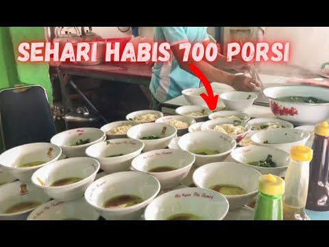SEHARI BISA HABIS SAMPAI 700 PORSI. MIE AYAM LEGENDARIS BU TUMINI JOGJA - INDONESIAN STREET FOOD