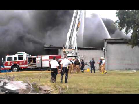 Video: Houston firefighters battle warehouse fire