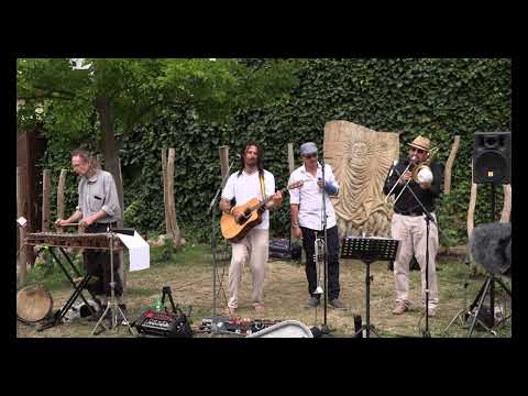 SEDÁVÁM NA DOMOVNÍCH SCHODECH - Meet Your Street cover - Kadaň 2022