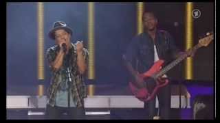 Bruno Mars -Valerie (Live) at the New Pop Festival 2011