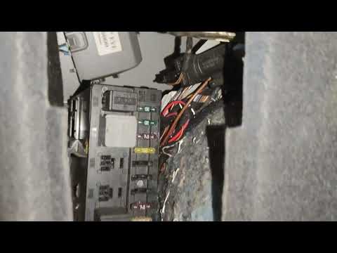 mercedes-benz W203 fuel pump relay location