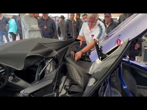 Porsche 718 Spyder RS - 2 min roof install