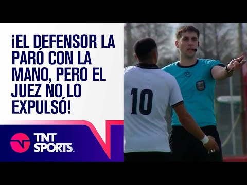 ¡El DEFENSOR del ROJO la PARÓ con la MANO y era la SEGUNDA AMARILLA, pero el JUEZ no lo EXPULSÓ! 😳