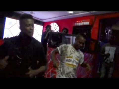 L’anniversaire de Mon seigneur la guitare DJ