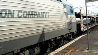 preview picture of video 'Coincidenza treno merci RTC e Ale 801/940 a Villafranca di Verona 2/3'