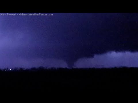 RAW: Nighttime tornadoes, power flashes (Tama, Iowa) March 5, 2022
