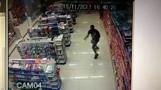 Un policía fuera de servicio y con su bebe en brazos mato a dos asaltantes