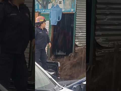 RÍO SE DESBORDA Y RESCATAN A DOS PERSONAS EN SOLOLÁ 🚨🚨