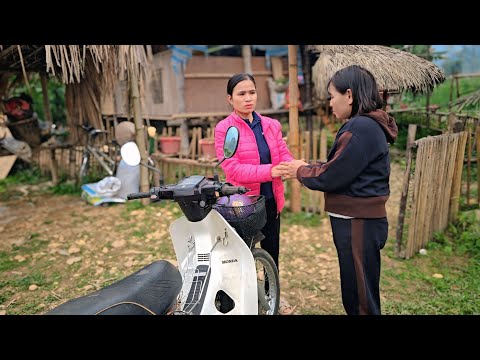 Thu was very confused when Hối's biological mother gave her a motorbike and money.