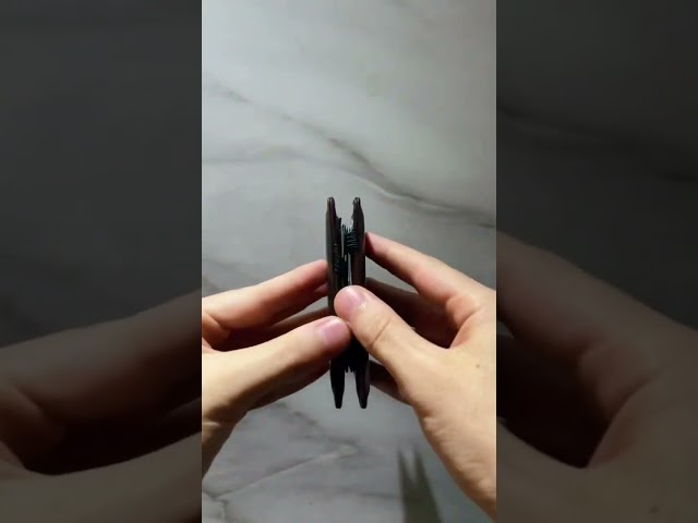 Vídeo relacionado con Flash Cash Wallet - Accesorio de truco de magia profesional | Clip de dinero plegable de cuero auténtico para magia callejera y escenario, equipo de rendimiento divertido para niños y adultos, 1 pieza