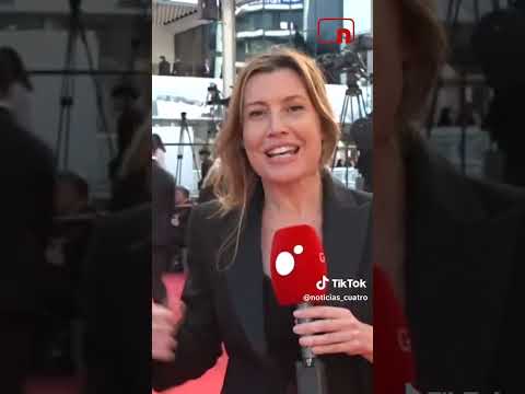 Almodóvar recibe, "muy emocionado", una gran ovación de Cannes por 'Amarga Navidad'