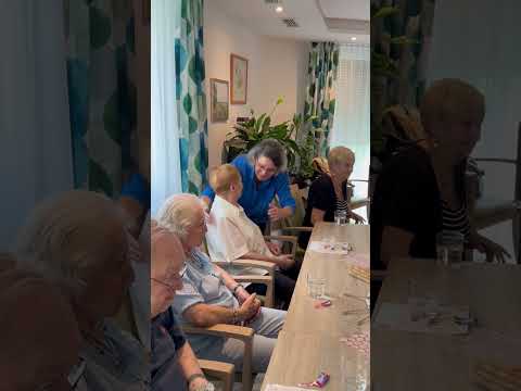 Senioren und Pflegekräfte beim Sommerfest in der Tagespflege Leipzig-Stötteritz – gemeinsames Lachen und Freude beim M&M Pflegedienst Leipzig