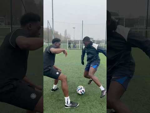 SE SORTIR D'UNE SITUATION CRITIQUE : LE JOUEUR TECHNIQUE ⚽️ #football #pourtoi #youtubeshorts  #rire