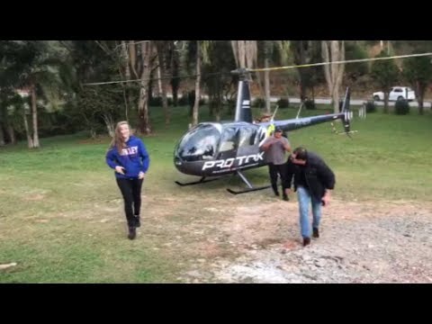 Bia Socek descendo em sua casa de helicóptero