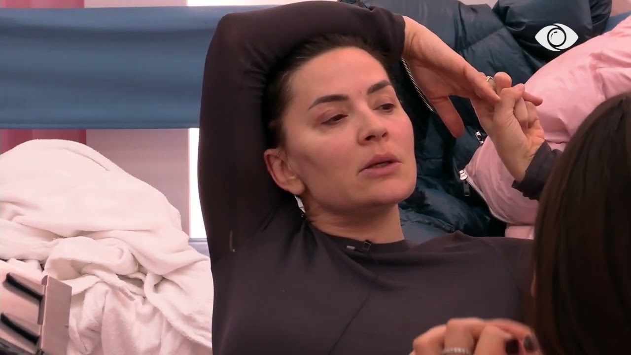 “Kur më vdiq mami kam qenë me 1000 lekë në shtëpi”/ Rozana diskuton me Olën