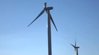 preview picture of video 'Wind turbine with broken rotor'