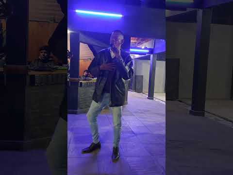 El cura Pedraza cantando en el cumple del padre Mario Armas parroquia Santa Ana-Tucumán 