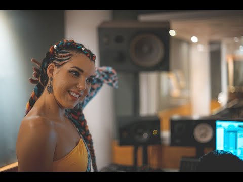 Pilar Aragón - Soy del Mundo (Official Video)
