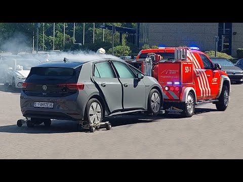 Elektroauto brennt TBF-W Bergung aus Parkhaus