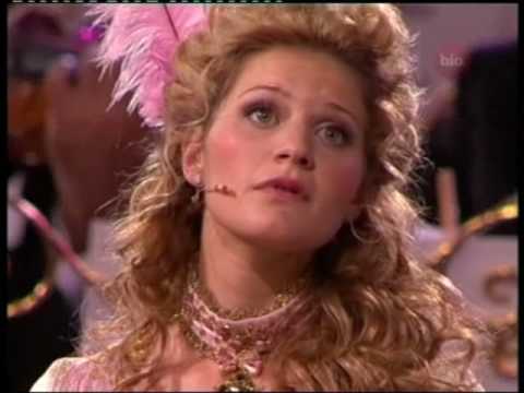 Andre Rieu introduces Mirusia Louwerse - "Porgi Amor", Vienna