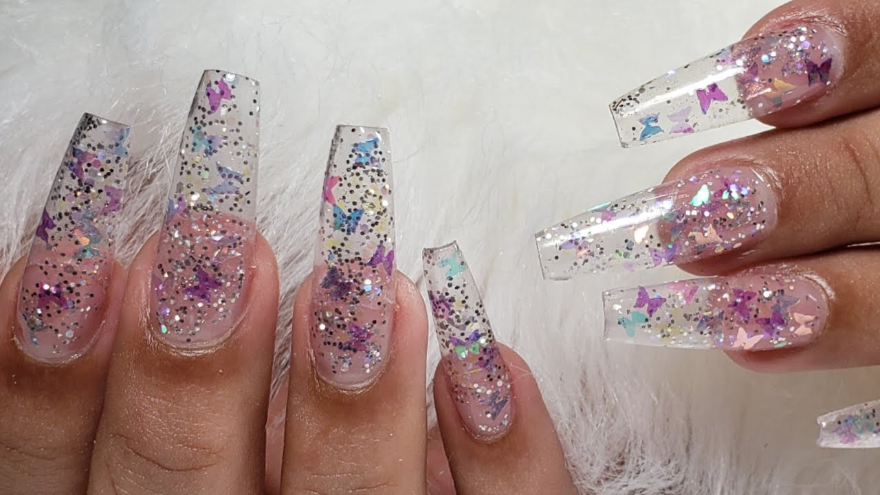 Uñas Acrílicas Diseño Clear con Mariposas Holograficas.