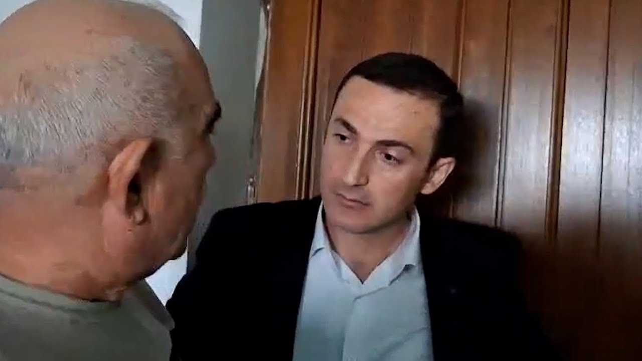 Վեդիի աշխատակազմի ղեկավարը դուռն է շրխկացնում, ոստիկաններին կարգադրում