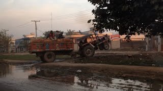 preview picture of video 'Tractor pulling in the streets of Pakistan'