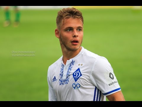 Богдан Леднев исполняет штрафной в матче с "Олимпиком"