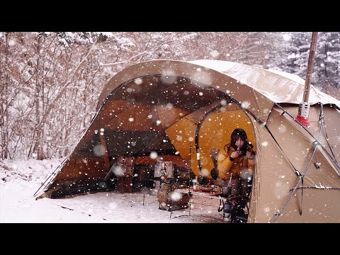 [4K] camping in the snow in the quiet mountains alone. hearing snow falling in a relaxing shelter.