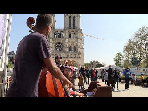 شاهد عروض الشارع تساعد شوارع باريس على`` "إعادة بعث الأمل والحياة "…