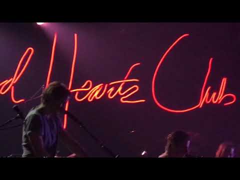 フォスター・ザ・ピープル、ラスベガス銃乱射事件を語る。「Pumped Up Kicks」を封印し、ジョン・レノンの「Love」を歌う | Qetic