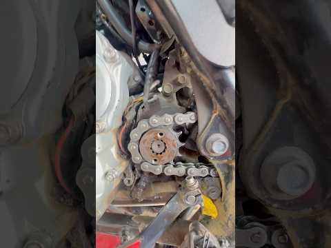 Como tirar o barulho da corrente da sua moto #motos #xre300 #cb300r #viralvideo #motovlog