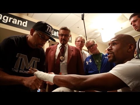 “We Have a Problem!” Freddie Roach CONFRONTS Mayweather Over Hand Wraps
