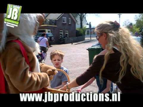Video van De Reuze Paashaas deelt uit | Looppop.nl