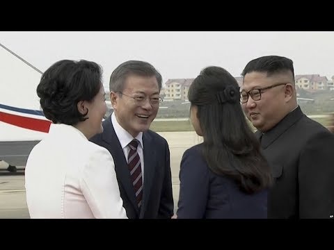 文在寅专机抵达平壤 金正恩偕同夫人李雪主在机场迎接