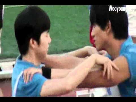 100914 Taecyeon resting on Wooyoung shoulder @ idol sports