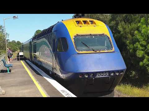 Arrival and departure of Sydney bound train at Sawtell NSW