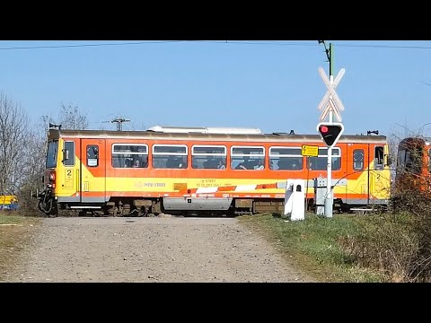 Bozót Ex robog át Újszász egyik vasúti átjáróján, útban Vámosgyörk felé