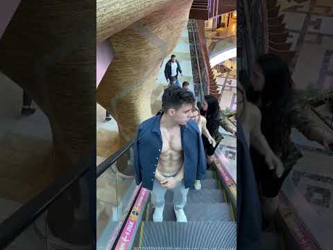 Bodybuilder's t-shirt fell off on the escalator 🥵