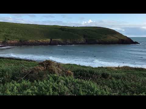 Vista dalla terra delle onde solide a Manorbier