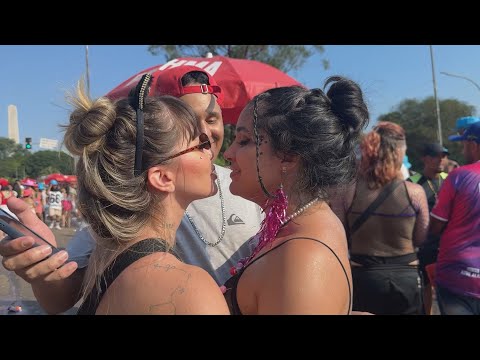 AS DUAS IMPLOROU PRA BEIJAR TRIPLO NO BLOQUINHO DE CARNAVAL DA PABLLO VITTAR