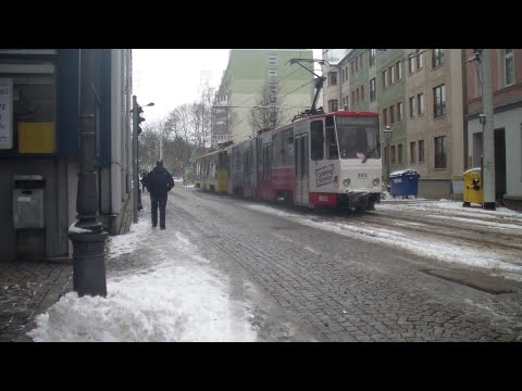 Straßenbahn Zwickau - Vorbeifahrt einer KT4D-Doppeltraktion am Gewandhaus