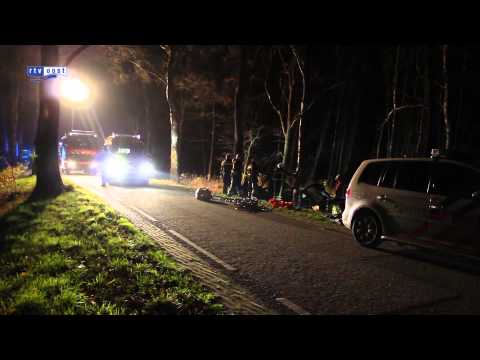 Auto in sloot in Enschede, brandweer moet twee inzittenden uit auto bevrijden